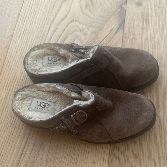 UGG women’s brown clogs with Buckle 6.5 - Picture 1 of 2